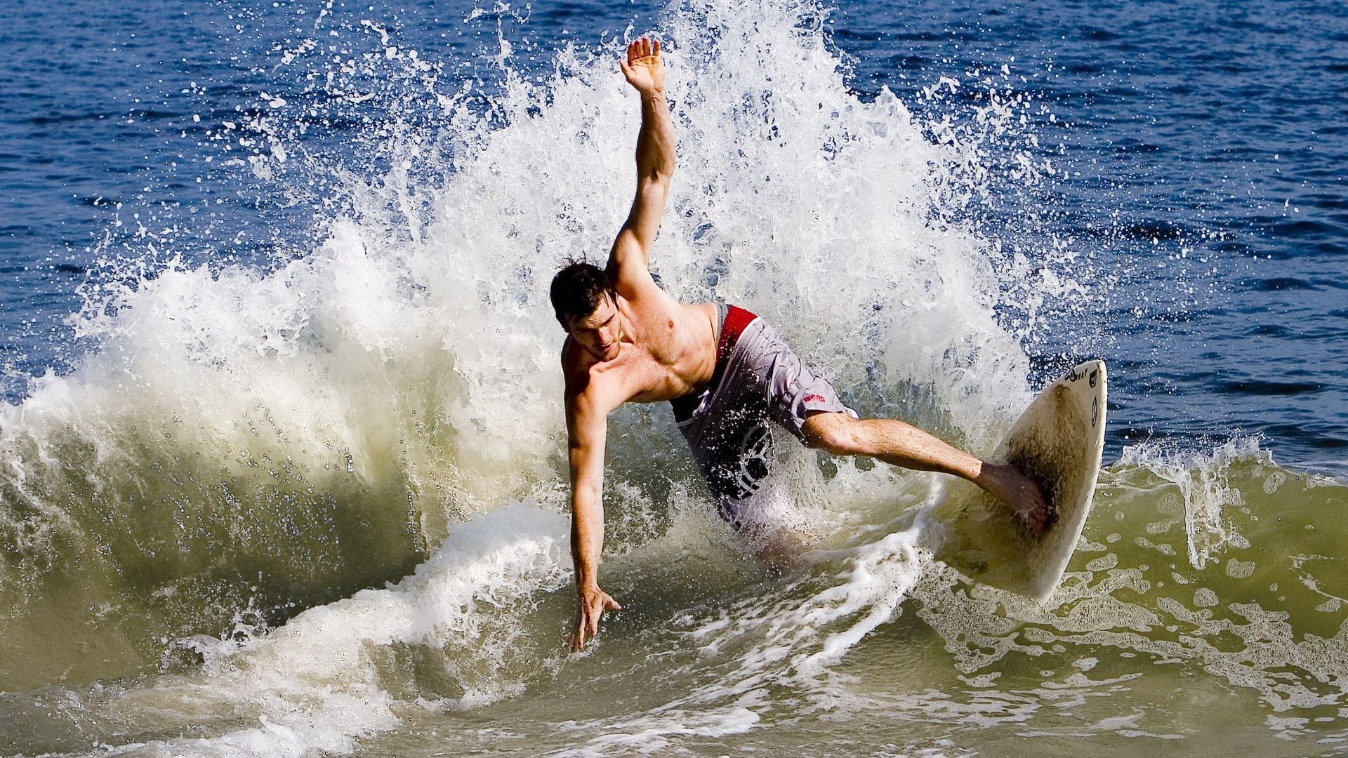 球员在比赛中展现强烈拼搏精神赢得掌声，球场上拼搏到底的精神是什么精神